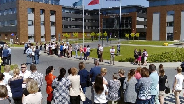 Pracownicy po ewakuacji czekali przed budynkiem starostwa.