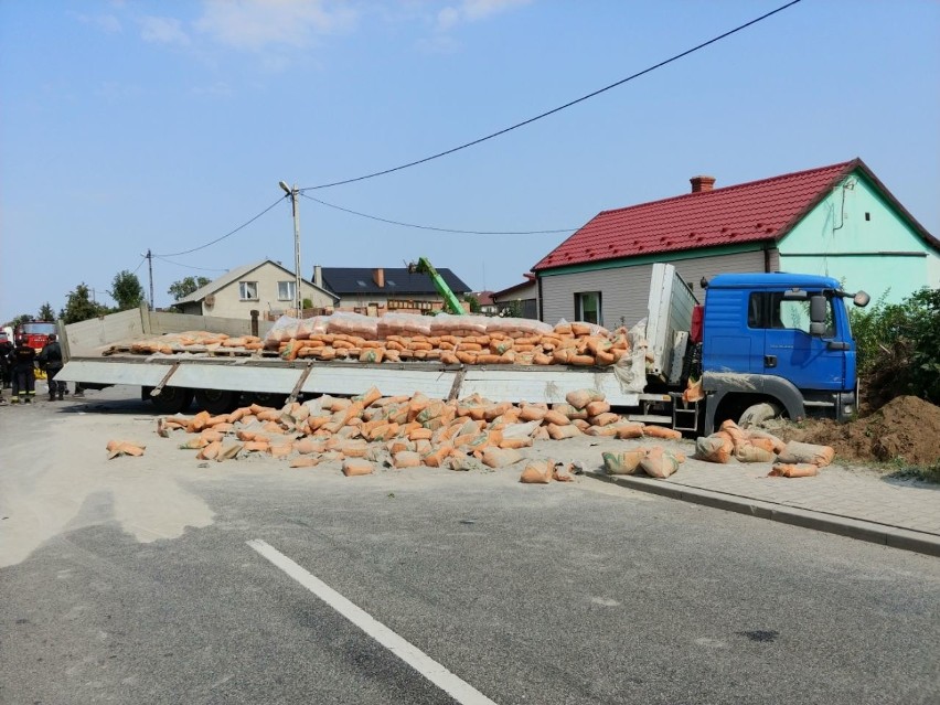 Zderzenie osobówki i ciężarówki w Ożarowie. Krajowa trasa numer 79 całkowicie zablokowana