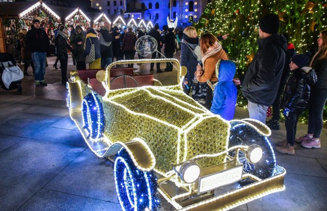 Bogato oświetlony samochód jest jednym z tych elementów, który wpisał się w świąteczny krajobraz Bydgoszczy.Na kolejnych slajdach przypominamy, jak wyglądały iluminacje świąteczne w Bydgoszczy w ubiegłym roku >>>