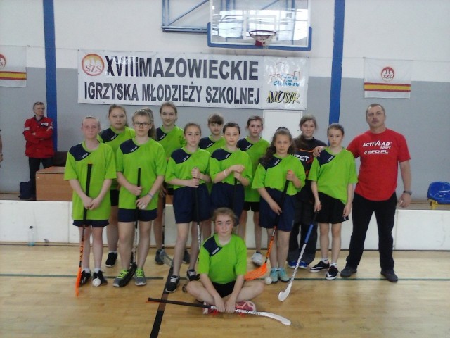 Reprezentantki Szkoły Podstawowej nr 1 wraz z opiekunem Konradem Jankowskim.