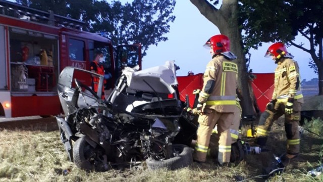 Do tragicznego w skutkach wypadku doszło w piątek, 25 czerwca, na trasie Rakoniewice-Ruchocice. Na drodze krajowej nr 32 samochód osobowy uderzył w drzewo. Kierowca nie żyje.