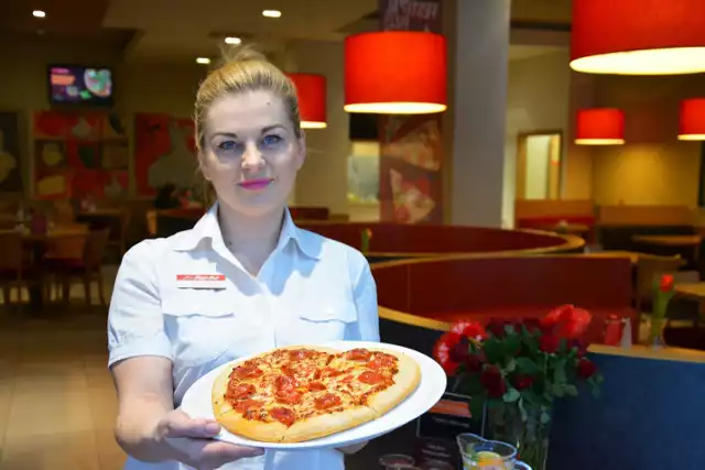 Anna Skuza-Leszczyńska, zastępca kierownika restauracji Pizza Hut w Galerii Echo w Kielcach prezentuje walentynkową pizzę w kształcie serca.