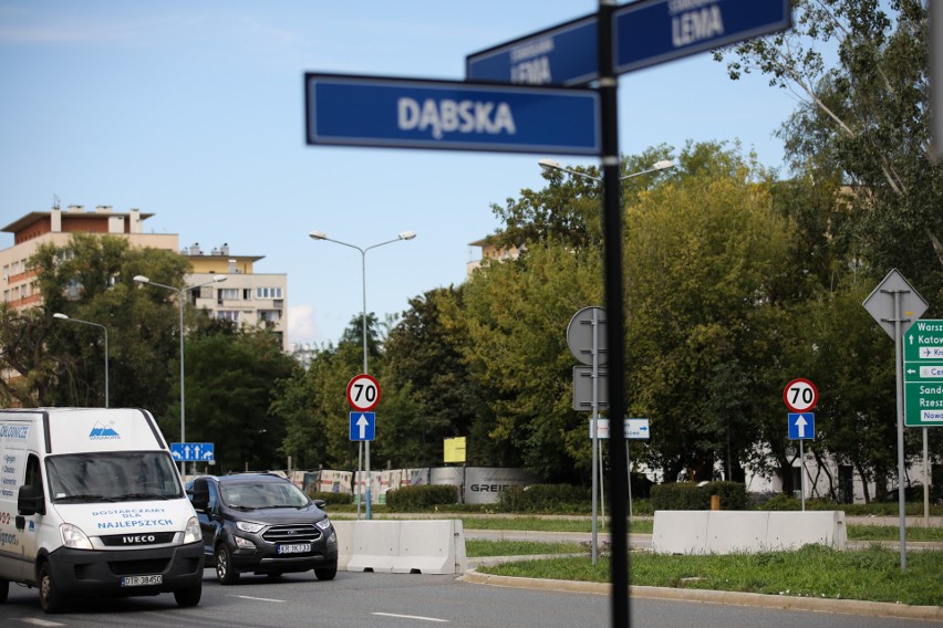 Kraków. Betonowe separatory zablokowały szybki dojazd na osiedla. Mieszkańcy Czyżyn oburzeni [ZDJĘCIA]