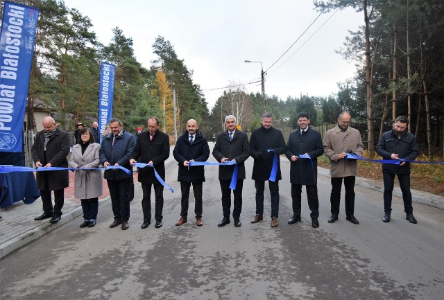 Władze gminy i powiatu białostockiego oficjalnie oddały drogę do użytku