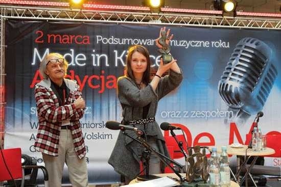 Gosia ze statuetką na gali Specjalnych Mikrofonów "Made in Kielce&#8221;.