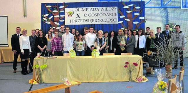 Uczestnicy i organizatorzy X Olimpiady o Gospodarce i Przedsiębiorczości w Zespole Szkół Ponadgimnazjalnych w Jasieńcu na pamiątkowym zdjęciu już po ogłoszeniu wyników.