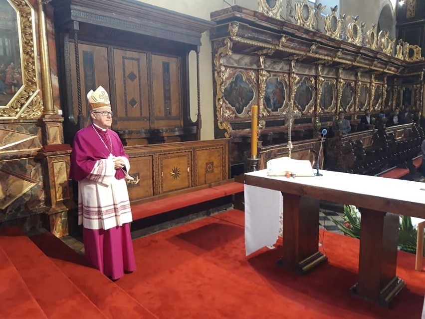 Biskup pomocniczy diecezji kieleckiej Andrzej Kaleta w Skalbmierzu. Była gorliwa modlitwa, nie zabrało czasu na… kawę i ciasto [ZDJECIA]