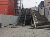 Kraków. Coś się zaczęło dziać przy nie-ruchomych schodach obok dworca MDA