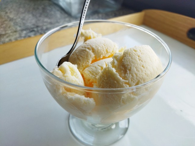 Pyszne lody na żółtkach to idealny deser na lato. Zobacz, jak je przygotować. Kliknij w galerię i przesuwaj zdjęcia strzałkami lub gestem.