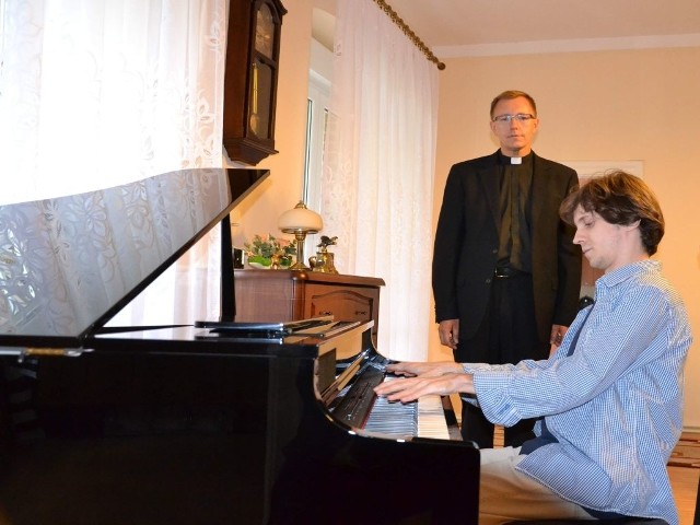 Rafał Blechacz zagrał na plebanii utwory Chopina. W głębi ks. Janusz Drewniak
