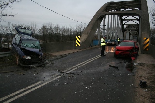 W czwartek przed godziną 7 na moście w Białobrzegach zderzyły się opel astra i volkswagen golf.