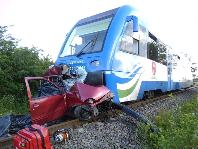 W tym tragicznym wypadku zginęły dwie 18-letnie dziewczyny. Ich fiat seicento wjechał tuż przed jadącego szynobusa. Do wypadku doszło na niestrzeżonym przejeździe kolejowym. Ofiary to kierowca i pasażer seicento.