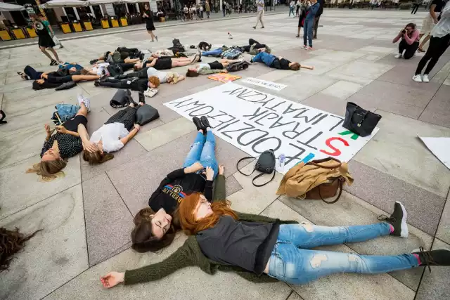 Dzisiaj (2 września) na Starym Rynku z inicjatywy Młodzieżowego Strajku Klimatycznego odbył się protest „die-in”. W ten sposób młodzi ludzie starali się zwrócić uwagę na problem zmiany klimatu planety.„Die-in” polega na  wspólnym położeniu się w publicznym miejscu. Ma to symulować masowe wymieranie. Uczestnicy protestu przekonują, że brak postępu w dbałości o środowisko może poskutkować całkowitą jego degradacją. Zauważają, że w szkołach jest to rzadko poruszany temat, a młodzi ludzie często nie zdają sobie sprawy z wagi problemu.Nieruchome leżenie na ziemi jest symbolicznym zobrazowaniem czasów, które mogą nadejść, jeżeli zmiany będą postępować.W Bydgoszczy jest to pierwszy taki protest. Zgodnie z zapowiedziami, kolejny odbędzie się w drugiej połowie września. 