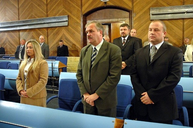 Wczoraj ślubowanie złożyło dwoje nowych radnych: Renata Szewczyk (na zdjęciu piwerwsza z lewej) i Artur Szałabawka (pierwszy z prawej). Oboje zasilili klub POPiS. Zastąpili radnych, którzy dostali się do Sejmu: Mirosławę Masłowską i Arkadiusza Litwińskiego.