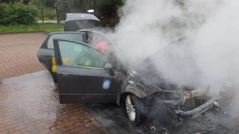 Nowy Sącz. Pożar taksówki na ul.1 Brygady. Właściciel nie mógł ugasić ognia