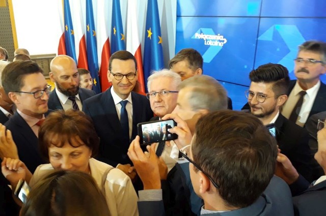 Premier Mateusz Morawiecki i starosta Stefan Bernaciak (po prawej).