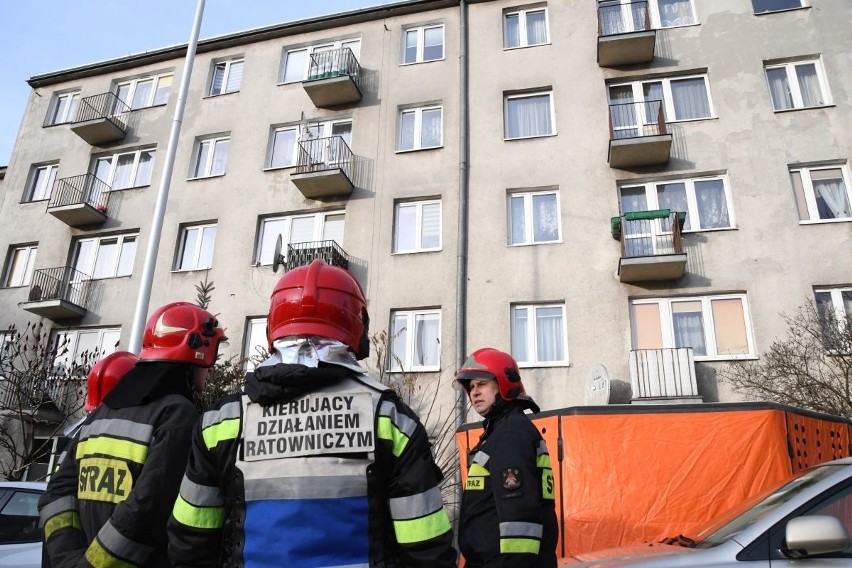 Młody mężczyzna na dachu bloku w Kielcach. Został przekazany pod opiekę lekarzy