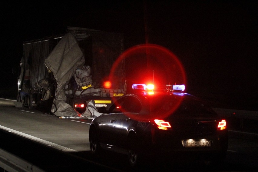 Wypadek na autostradzie A4. Zderzenie dwóch tirów, auto przebiło bariery (ZDJĘCIA)