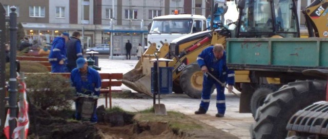 Pracownicy naprawiają awarię hydrantu w centrum Koszalina.