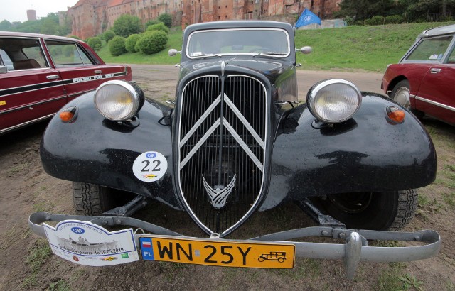 Samochody członków Clubu Antycznych Automobili i Rajdów (CAAR) oglądać możemy w Grudziądzu. Najstarszym autem zlotu jest Citroen BL11 z 1947 roku. Wśród najładniejszych jest Aston Healey 3000 MkIII, Karmann Ghia, dwie Alfy Romeo. Warto zwrócić uwagę na ciekawe Volvo 1800 ES z 172 roku i Fiata 850 coupe z 1966 r. Ale oczy przyciągają także pozostałe pojazdy m.in.: Mustang, Warszawa, Peugeot, Citroeny...  W sobotnie przedpołudnie, kiedy właściciele aut oglądali historyczne miejsca naszego grodu z przewodnikiem, grudziądzanie mieli okazję podziwiać ich samochody na Błoniach Nadwiślańskich. Niestety, aura nie dopisała.