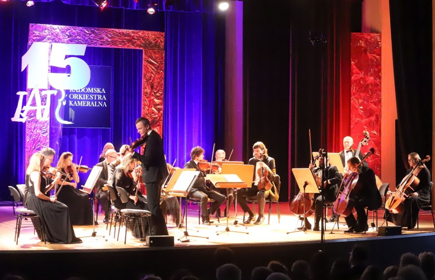 Sto lat dla orkiestry! Radomska Orkiestra Kameralna rozpoczęła nowy sezon koncertem jubileuszowym "15 lat minęło..."