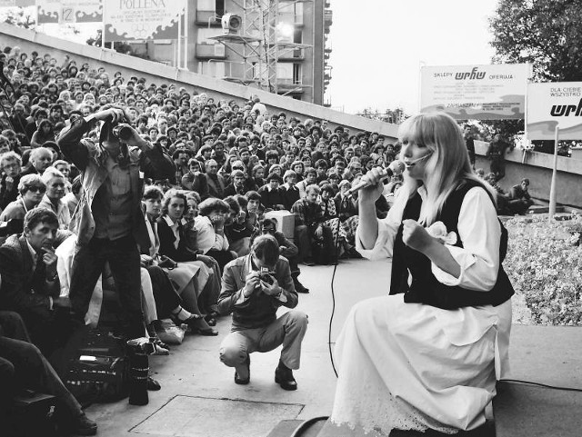 Zielona Góra 1979. Maryla Rodowicz próbuje podbić serca publiczności Festiwalu Piosenki Radzieckiej.