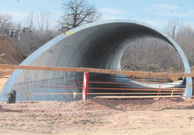 Mniejszy tunel, z dwóch, jakie będą na Ustroniu, ma służyć rowerzystom i pieszym. Już rozpoczęło się zasypywanie konstrukcji ziemią.