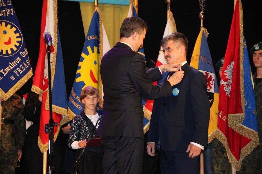 Gratulacje dla dyrektora Szkoły Podstawowej w Osieku. Na jednej scenie z Jurkiem Owsiakiem