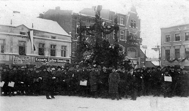 Rozradowani mieszkańcy Kościerzyny czekają na przybycie Wojska Polskiego przy bramie powitalnej na rynku miasta. 31 stycznia 1920 roku