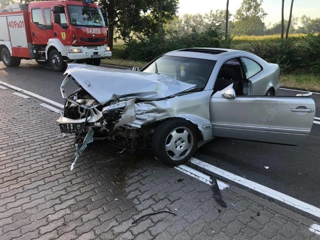 Do wypadku doszło sobotni (29 czerwca) poranek w Dobiegniewie - w okolicy Orlenu - na DK 22.21-letni kierowca mercedesa wymusił pierwszeństwo na renault i doszło do zderzenia samochodów. Mercedem kierował 21-latek. Jak się okazało, mężczyzna był pod wpływem alkoholu. Miał 1,5 promila!Mężczyźnie grozi więzienie.WIDEO: Wypadki w czasie wakacji. Policja stworzyła aktualizowaną mapę