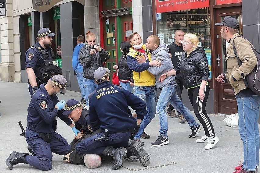 Kilkuosobowa grupa meneli od tygodni terroryzuje...