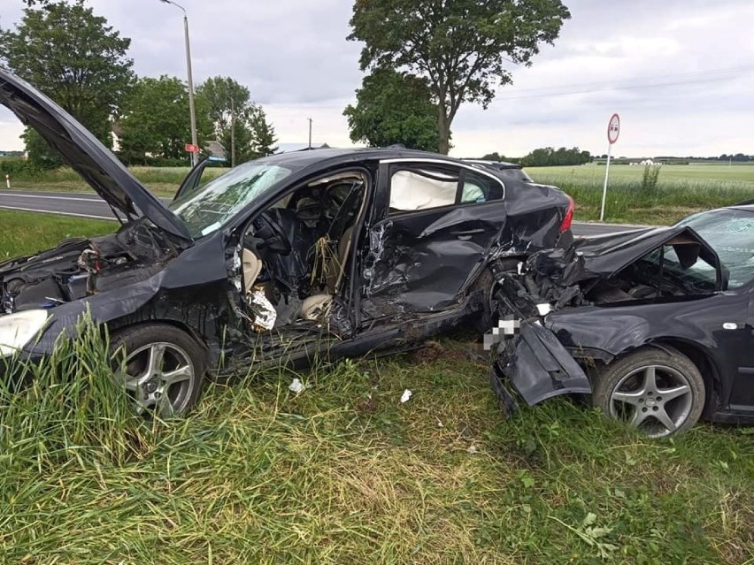 Wypadek w Brzeźnie. Dwie osoby trafiły do szpitala....