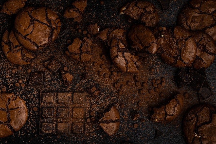 Ciasteczka brownie z białą i gorzką czekoladą.
