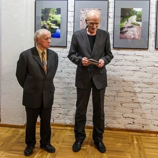 Wystawę otworzył Darisuz Stelmach, kierownik galerii. Z lewej Mirosław Dygała.