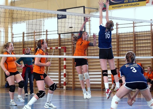 W decydującym meczu SP 14 Toruń (pomarańczowe koszulki) pokonała SP 8 Świecie 2:1