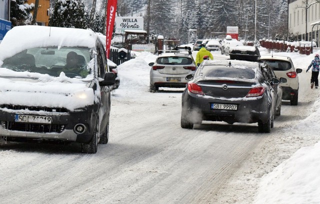 Warunki na beskidzkich drogach są trudne. Na wielu z nich leży śnieg, jest ślisko. Policja apeluje o ostrożność.Zobacz kolejne zdjęcia. Przesuwaj zdjęcia w prawo - naciśnij strzałkę lub przycisk NASTĘPNE