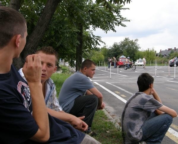 Paweł, Mirek, Mateusz, Mariusz- uczestnicy projektu "Samo-DZIELNI" z powiatu nyskiego - czekają na lekcje jazdy na placu manewrowym w Opolu.