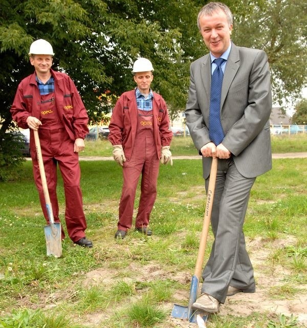 Prezydent Janusz Kotowski nie musi się martwić o to, że sam będzie musiał budować basen i remontować miejskie ulice. Chętnych jest co nie miara.