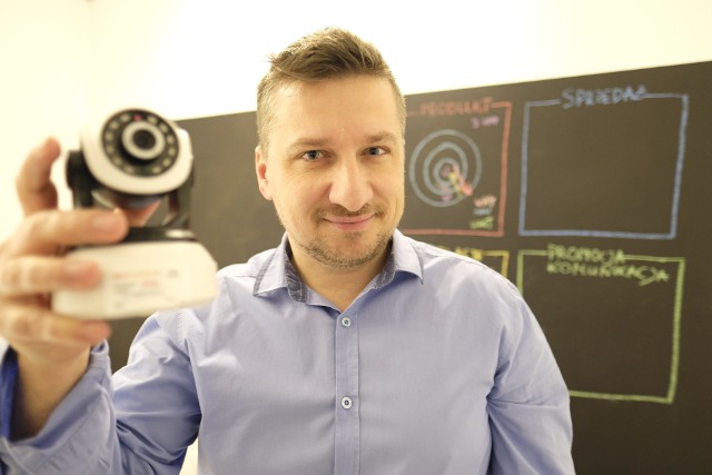 Marek Wadowski, informatyk i nauczyciel, prowadzi firmę instalującą kamery w żłobkach i przedszkolach.