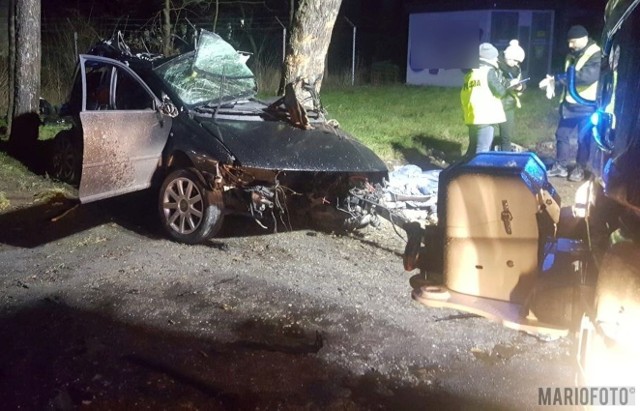 Do tragicznego wypadku doszło 3 stycznia na ulicy Dworcowej w Łambinowicach. Dwóch mężczyzn w wieku 26 i 45 lat zginęło po tym, jak samochód, którym jechali, uderzył w drzewo.