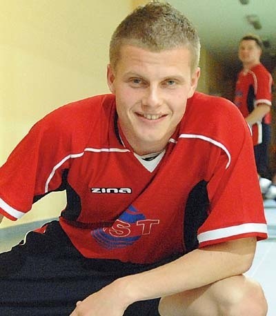 Marcin Pietroń ma 20 lat, kawaler. Jest pomocnikiem. Wychowanek UKP Zielona Góra, od 2003 r. zawodnik Zagłębia Lubin, w sezonie 2005/06 wypożyczony do Lechii Zielona Góra. W ekstraklasie rozegrał dotąd osiem spotkań.