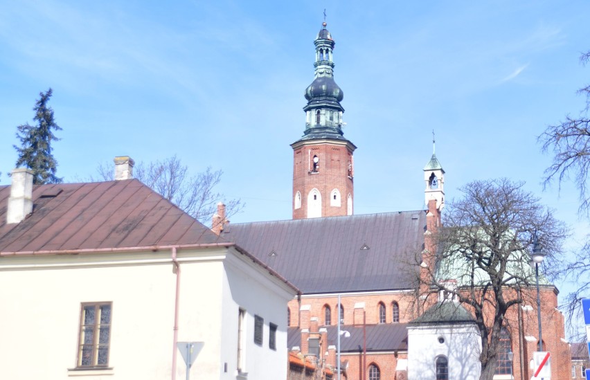 Na placu przy kościele świętego Jana przy ulicy Rwańskiej...