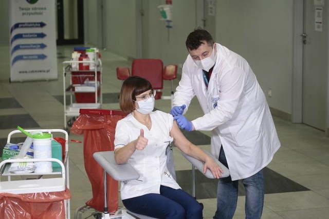 Pierwszą osobą zaszczepioną  w Polsce jest Alicja Jakubowska, naczelna pielęgniarka szpitala MSWiA