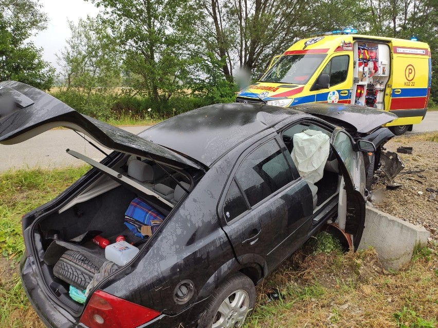 Wypadek Skrzynka. Niebezpieczny poranek pod Dąbrową Tarnowską. Samochód wjechał do rowu, a trzy osoby trafiły do szpitala