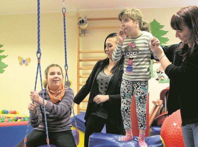 Huśtawka to świetna rehabilitacja. W dodatku Martyna ją uwielbia. Ania zaś uczy się chodzić po schodach.