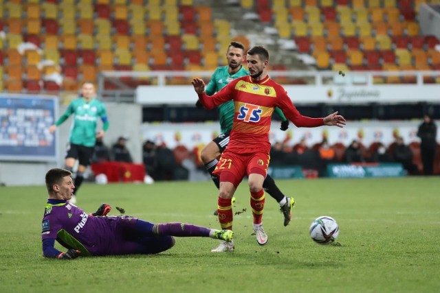 W niedzielnym meczu PKO Ekstraklasy Legia Warszawa zremisowała w Białymstoku z Jagiellonią 1:1. Bramki zdobyli Jesus Imaz i Tomas Pekhart, obaj z rzutów karnych. W jednej i drugiej drużynie wyróżniali się jednak młodzi bramkarze. Oto pięć naszych najważniejszych spostrzeżeń po tym spotkaniu.Uruchom i przeglądaj galerię klikając ikonę "NASTĘPNE >", strzałką w prawo na klawiaturze lub gestem na ekranie smartfonu