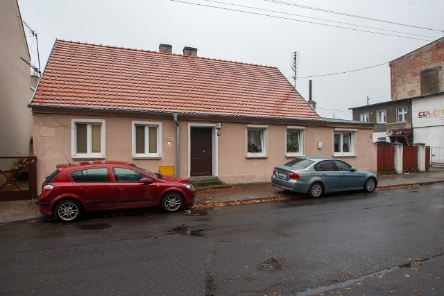Mieszkają tu ponad 40 lat, wyremontowali elewację, a siedem lat temu dach komunalnego domu w Bydgoszczy. Teraz mają się wynosić, bo miasto chce nieruchomość sprzedać.