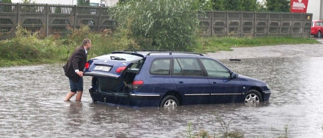 Ulica Młodzianowska jest cała zalana. W wodzie utknął Zbigniew Gumiński.