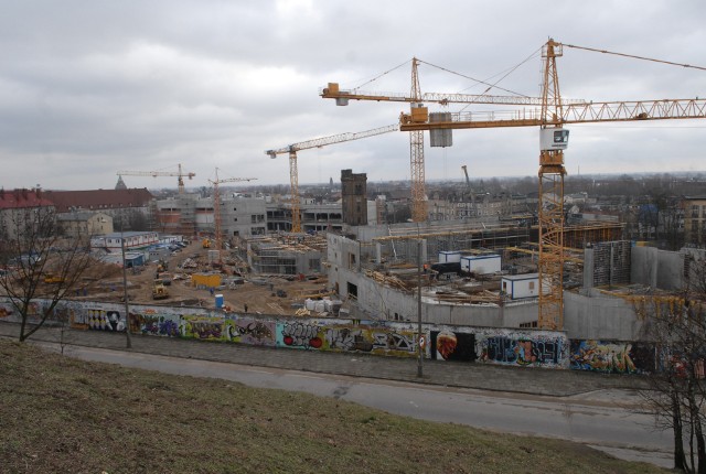 Galeria handlowa Askana to jedna z największych galerii handlowych w Lubuskiem. Jej budowa zakończyła się we wrześniu 2007 r. My postanowiliśmy przypomnieć, jak powstawała budowla, którą odwiedzają dziennie setki osób.Budowa Askany rozpoczęła się w 2006 r. Powstała ona u zbiegu alei Konstytucji 3 maja i ul. Estkowskiego. Żeby ją wybudować, trzeba było wyburzyć budynki po działających tu wcześniej zakładach mięsnych. Zachowano jednak zabytkową wieżę ciśnień, która teraz służy jako punkt widokowy, z którego roztacza się panorama na centrum Gorzowa.Budynek ma trzy kondygnacje i 55 tys. metrów kwadratowych powierzchni. Znajduje się tu ponad 100 sklepów, do tego 11 kawiarni, barów i restauracji. Znajduje się tu również supermarket oraz kino Helios z pięcioma salami. Klienci mogą zostawić swoje samochody na wielopoziomowym parkingu, który jest w stanie pomieścić 530 aut.Zobacz też wideo: Operacja Manhattan rozpoczęta. Rusza budowa nowej galerii handlowej w SzczecinkuPrzeczytaj również:  Askana w Gorzowie ma pięć lat. Tak powstawała galeria (zdjęcia) 