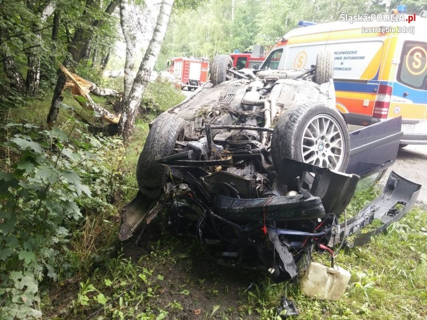 Jastrzębie: Kierowca bmw uderzył w drzewo i dachował